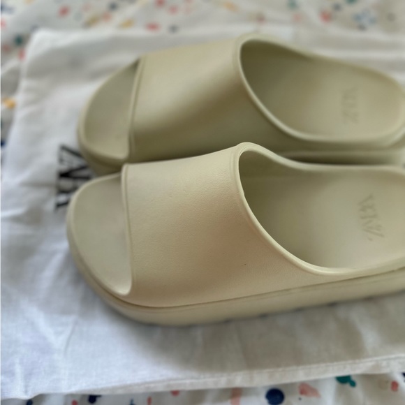 Beige flatforms - Picture 2 of 3